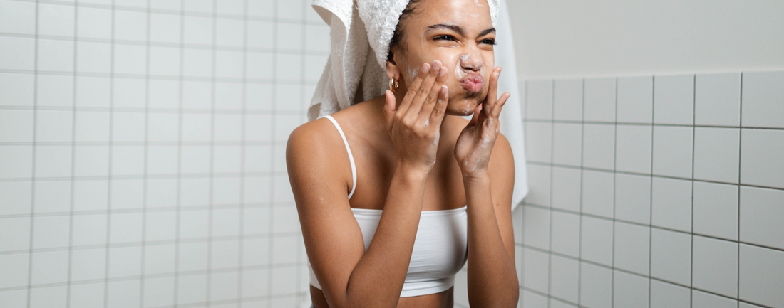Les cosmétiques périmés causent l'acné chez l'adulte